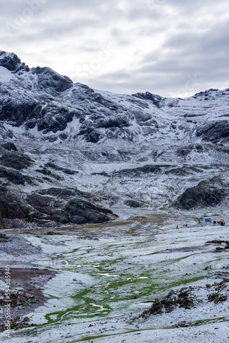 Amanecer nublado en un glaciar en Perú Sudamérica