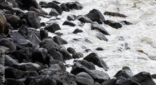 Große schwarze Lavasteine in der Brandung am Strand bei Rocha da Relva,Insel Sao Miguel, Azoren, Portugal,