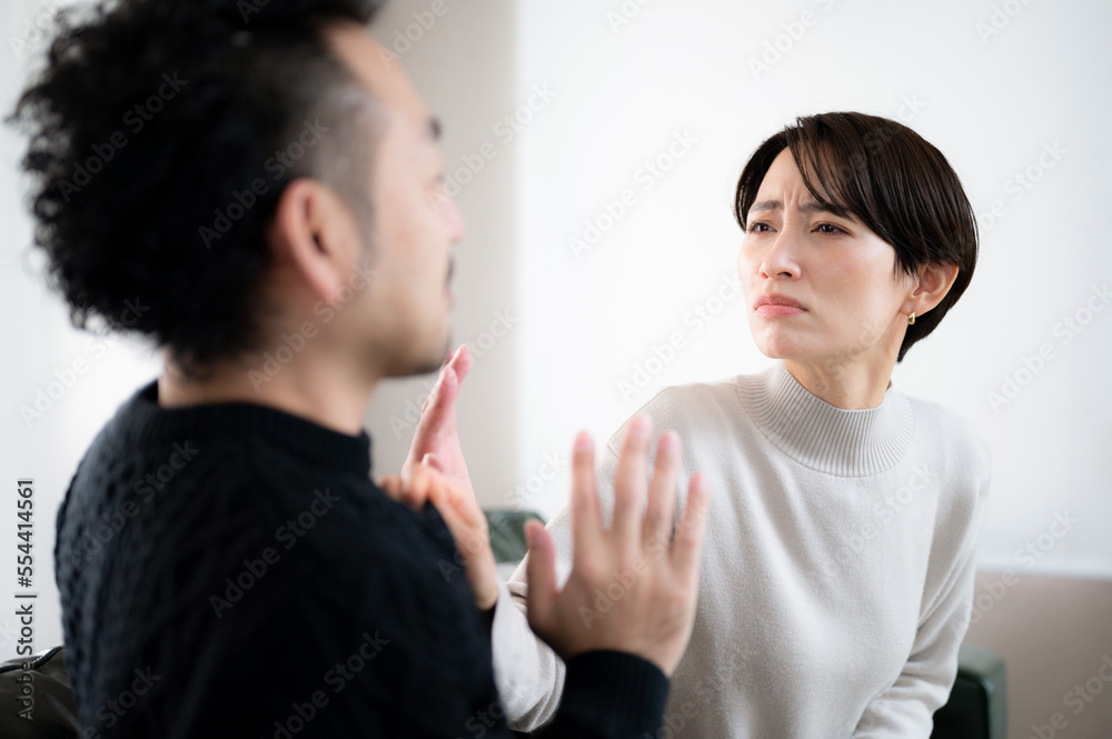 浮気や隠し事がばれて問い詰められる男性 Stock Photo Adobe Stock