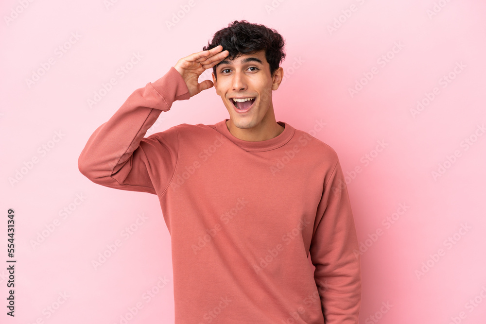 Young Argentinian man isolated on pink background has realized something and intending the solution Young Argentinian man isolated on pink background has realized something and intending the solution
