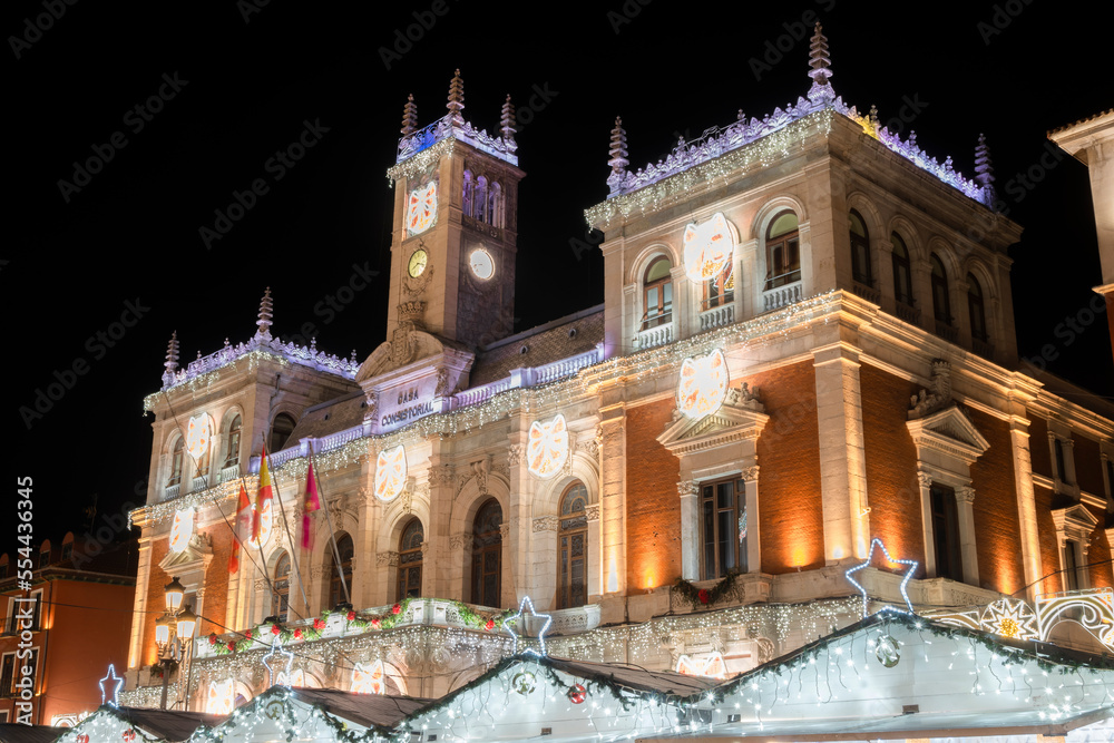 Hermoso ayuntamiento de Valladolid iluminado por la noche con luces de navidad en Diciembre, España