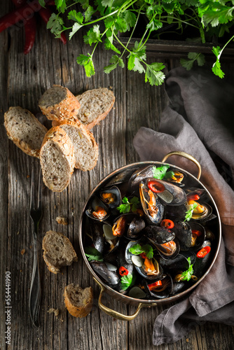 Tasty and spicy mussels flavored with garlic and coriander.