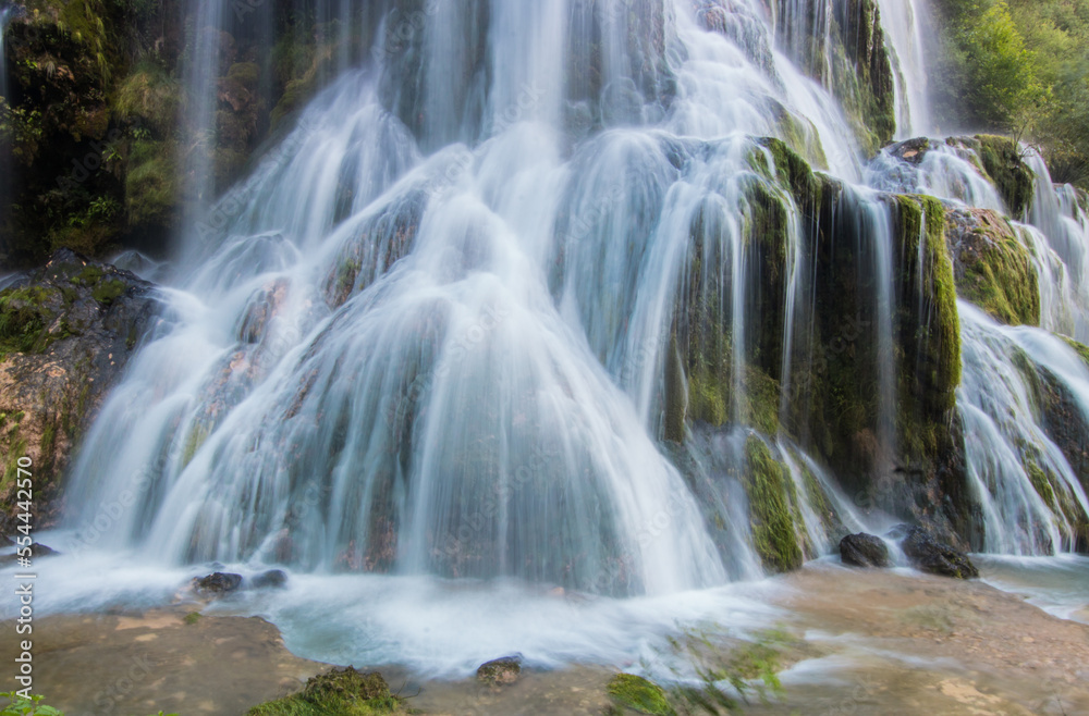 cascade de tufs à Baume-les-messieurs dans le jura cascade de tufs à Baume-les-messieurs dans le jura