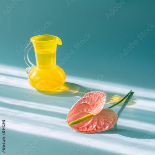 おしゃれで近代的な青い背景のアンスリウムと黄色い花瓶。