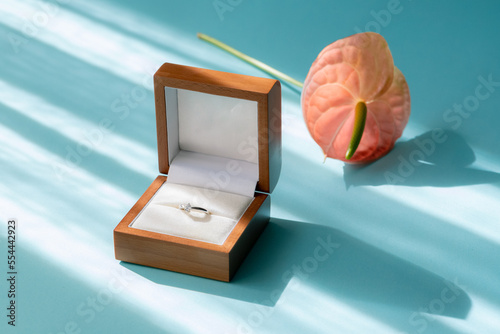 アンスリウムとエンゲージリング。青い背景