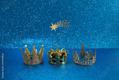 Foto Three crowns of the three wise men with star over blue background