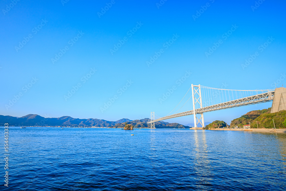 Fototapeta premium 向島から見た秋の因島大橋 広島県尾道市 Innoshima Bridge in autumn seen from Mukaishima. Hiroshima Prefecture, Onomichi City.