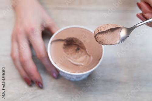 アイスクリームを食べる女性の手
