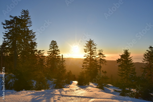 Wschód słońca na Turbaczu, poranek w górach, śnieg, zima, mróz, 