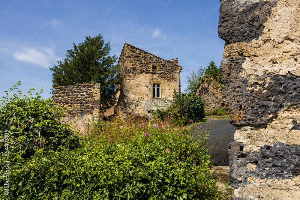 Promenade dans le village médiéval de Chalus, Limagne du Lembron, Issoire, Puy-de-Dôme, Auvergne-Rhône-Alpes, France