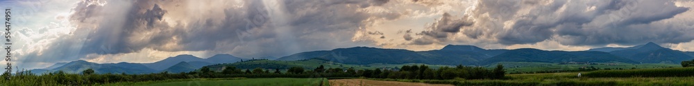 Obraz premium Lumière spectaculaire d'avant l'orage sur la plaine d'Alsace et le massif des Vosges, CEA, Alsace, Grand Est, France