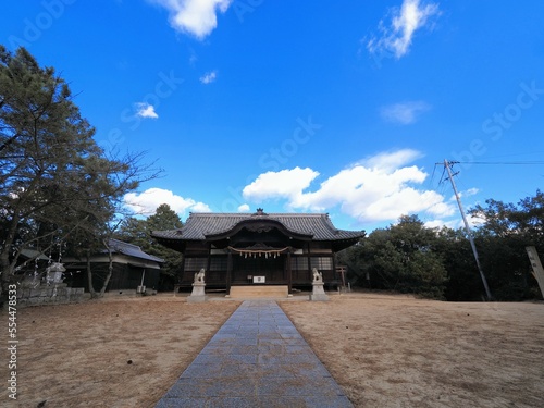 直島唯一の有形文化財・明神鳥居のある極楽寺の本堂