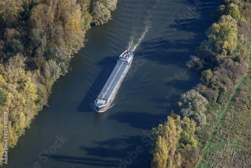 Fototapeta vue aérienne d'une peniche sur la Seine à Saint-Martin-la-Garenne dans les Yveli