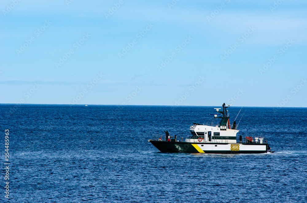 Barco de rescate navegando con el mar en calma
