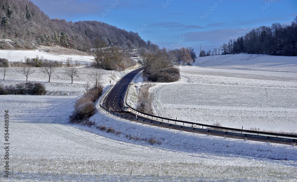 Winterlandschaft auf der Schwäbischen Alb beim Kornbühl; Strasse mit gefährlicher Kurve; Schleudergefahr wegen Schnee- oder Eisglätte;
