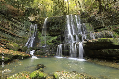 Cascade d'eau en montagne en automne