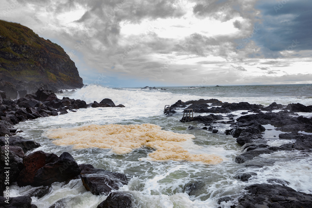  Vulkanische Küste bei Flut mit hohen Wellen,Ponta da Ferraria,Insel Sao Miguel,Azoren,Portugal,