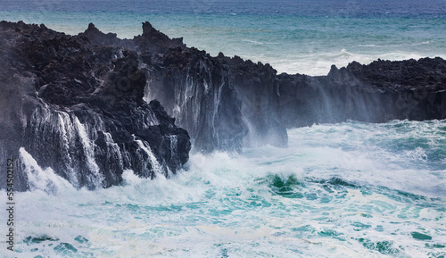 Vulkanische Küste bei Flut mit hohen Wellen,Ponta da Ferraria,Insel Sao Miguel,Azoren,Portugal,