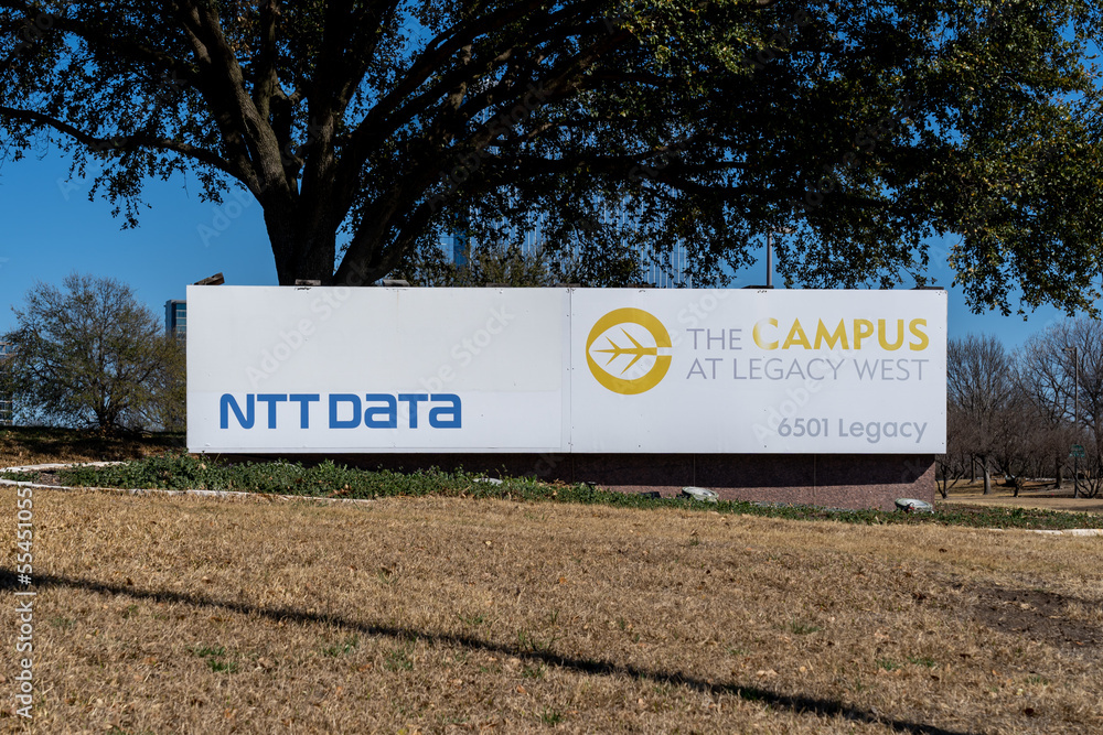 Foto Stock Plano, Texas, USA March 19, 2022 The sign for NTT Data Campus in Plano, Texas, USA