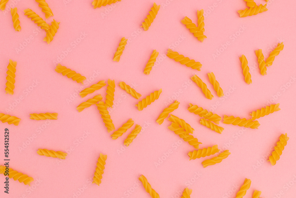Fototapeta premium Raw macaroni on pink background