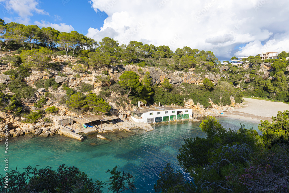 Playa de Mallorca (Cala Pi). Aguas cristalinas en una pequeña cala mallorquina con escars (embarcaderos típicos mallorquines al borde del mar). Islas Baleares, España.