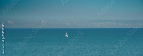 Segelboot am Horizont