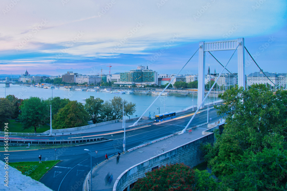 anochece sobre el puente Isabel. Budapest