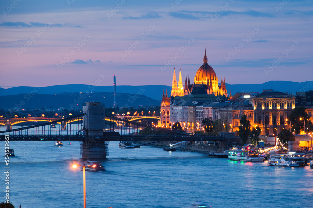 Vistas del parlamento al anochecer, Budapest