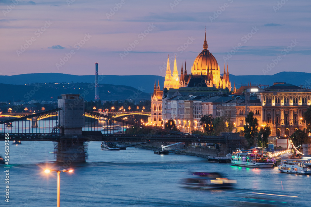 Vistas del parlamento al anochecer, Budapest