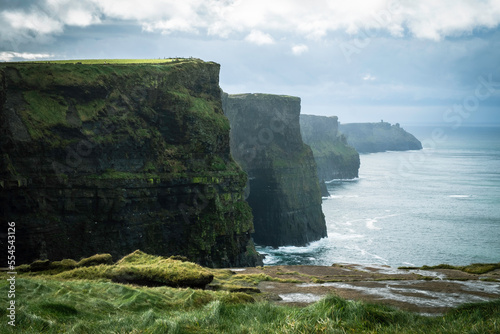 Photographie Coastal paradise in Ireland with cliffs, green grass, and ocean