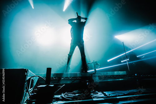 Canvastavla Silhouette of a band on stage.