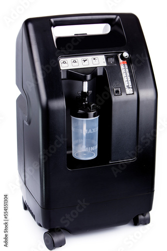 Czarny koncentrator tlenu w białej przestrzeni, na białym tle © FotoEston
