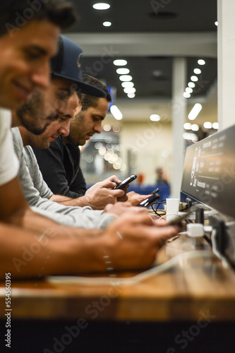 manos de hombres con teléfonos celulares conectados trabajando, en redes sociales o de ocio