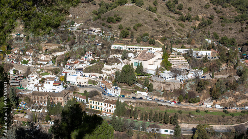 Panorámica del barrio de las cuevas del Sacromonte en Granada, España	