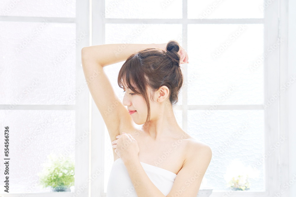 家で脇の下のケアをする女性 家で脇の下のケアをする女性
