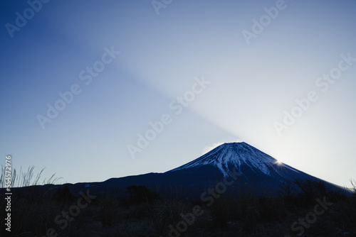 朝日が登る富士山 © Kazuo Katahira
