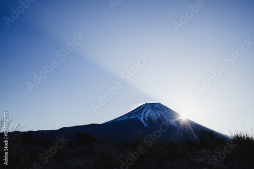 朝日が登る富士山