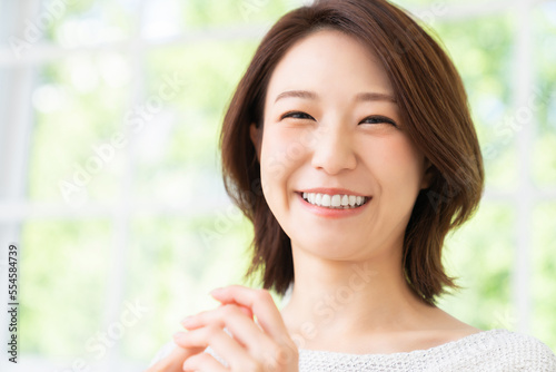 部屋でリラックスする若い女性 Free Download 部屋でリラックスする若い女性 - GFXLoad