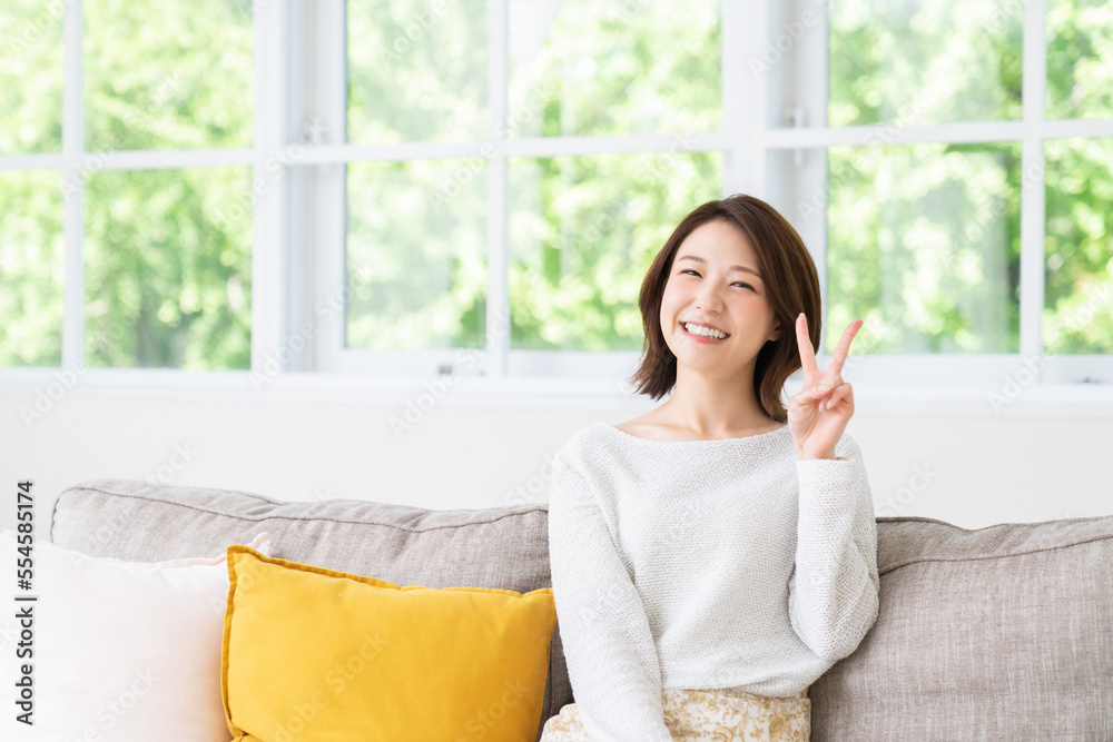 部屋でリラックスする若い女性 部屋でリラックスする若い女性