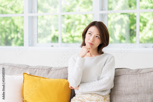 若い女性　考える