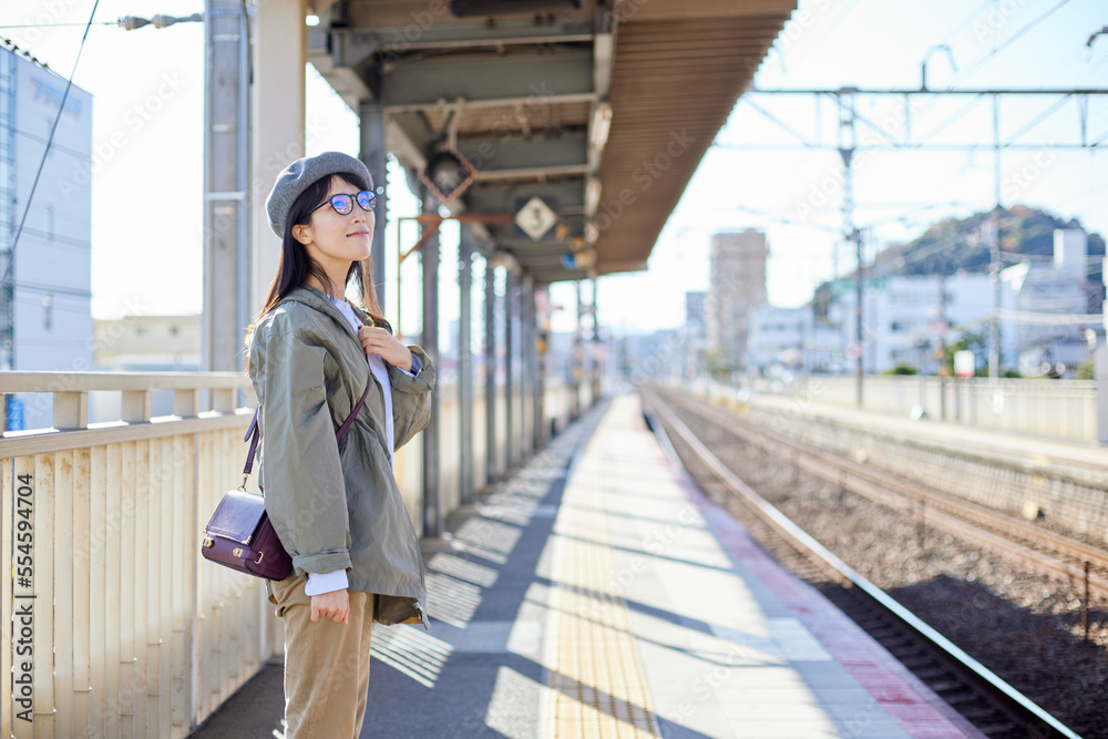 一人旅を楽しむ日本人の女性