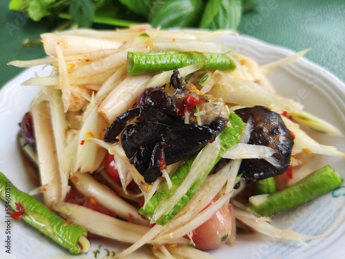 Spicy papaya salad with crab