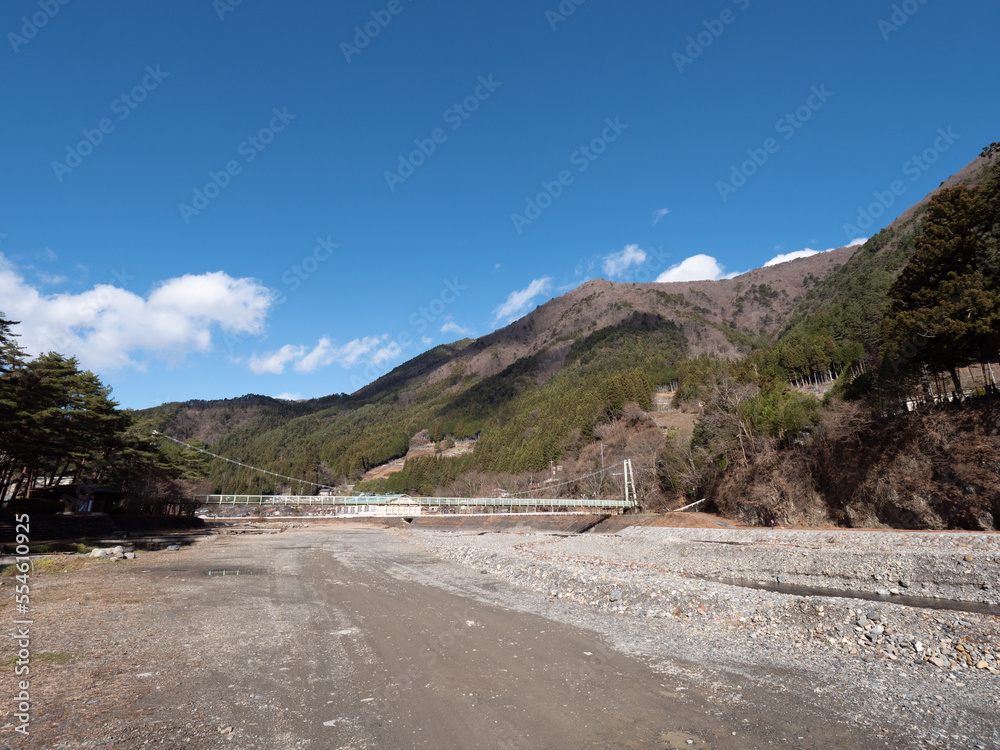 山間の集落と川の流れ 山梨県丹波山村 山間の集落と川の流れ 山梨県丹波山村