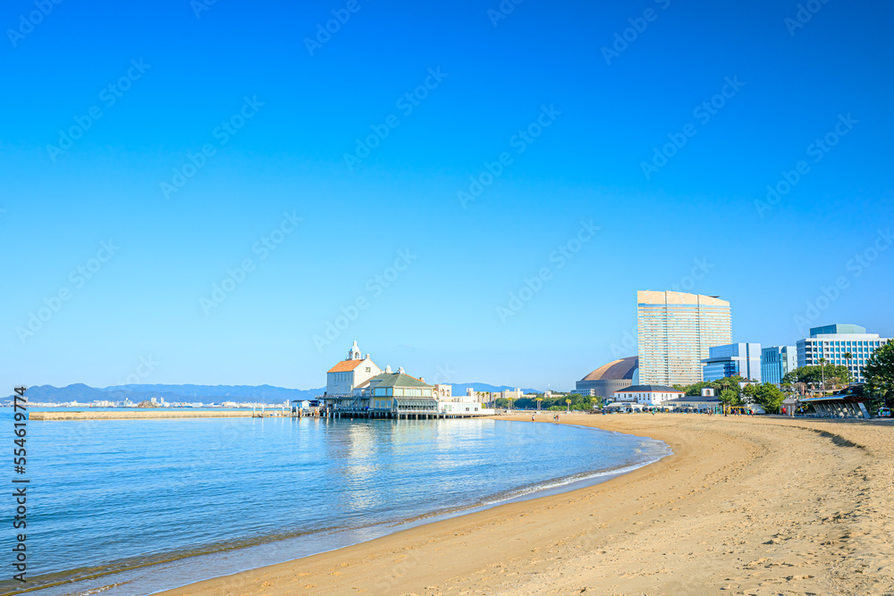 Obraz premium 秋の福岡市の街並み 百道浜 福岡県福岡市 Fukuoka city streets in autumn. Momochi Beach. Fukuoka Prefecture, Fukuoka City.