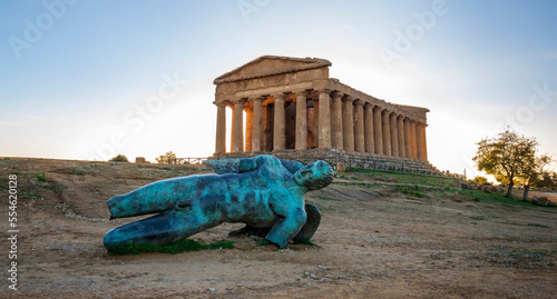 Photographie Temple of Concordia and the statue of Fallen Icarus, in the Valley of the Temple