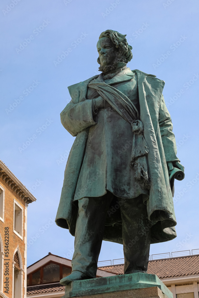 Naklejka premium monument to patriot Daniele Manin the founder of the Republic of San Marco in Venice in Italy