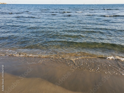 Mer méditerranée calme avec petites vagues