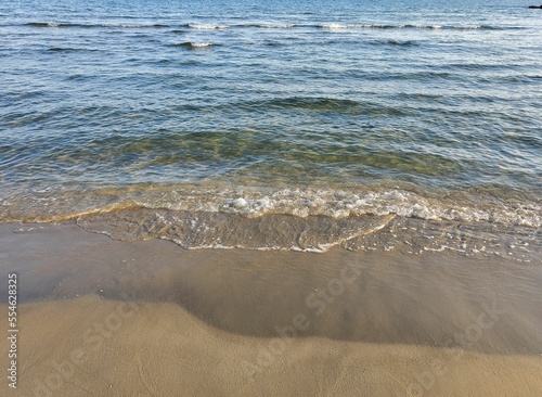 Mer méditerranée calme avec petites vagues