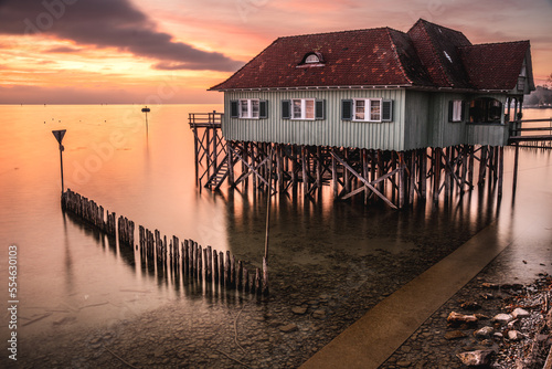 Badehaus am Bodensee mit Sonnenuntergang