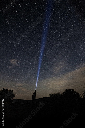 via lattea con luce artificiale